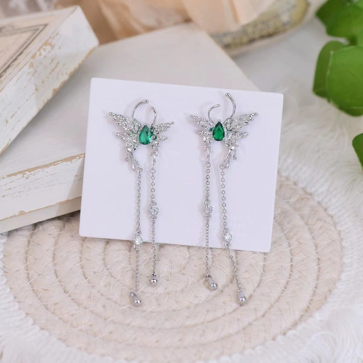 Generally, any jewelry should not touch water as much as possible, because some water contains chemical elements, which will cause damage to metals