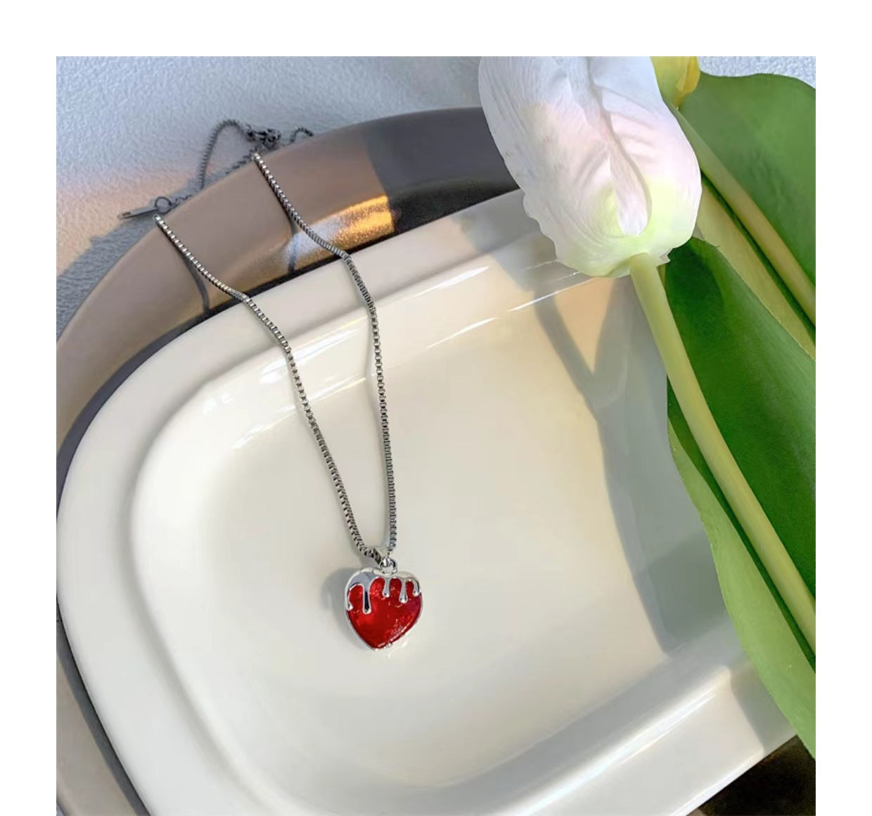 Strawberry love delicate necklace female tide cool spice senior design sense of light luxury niche clavicular chain