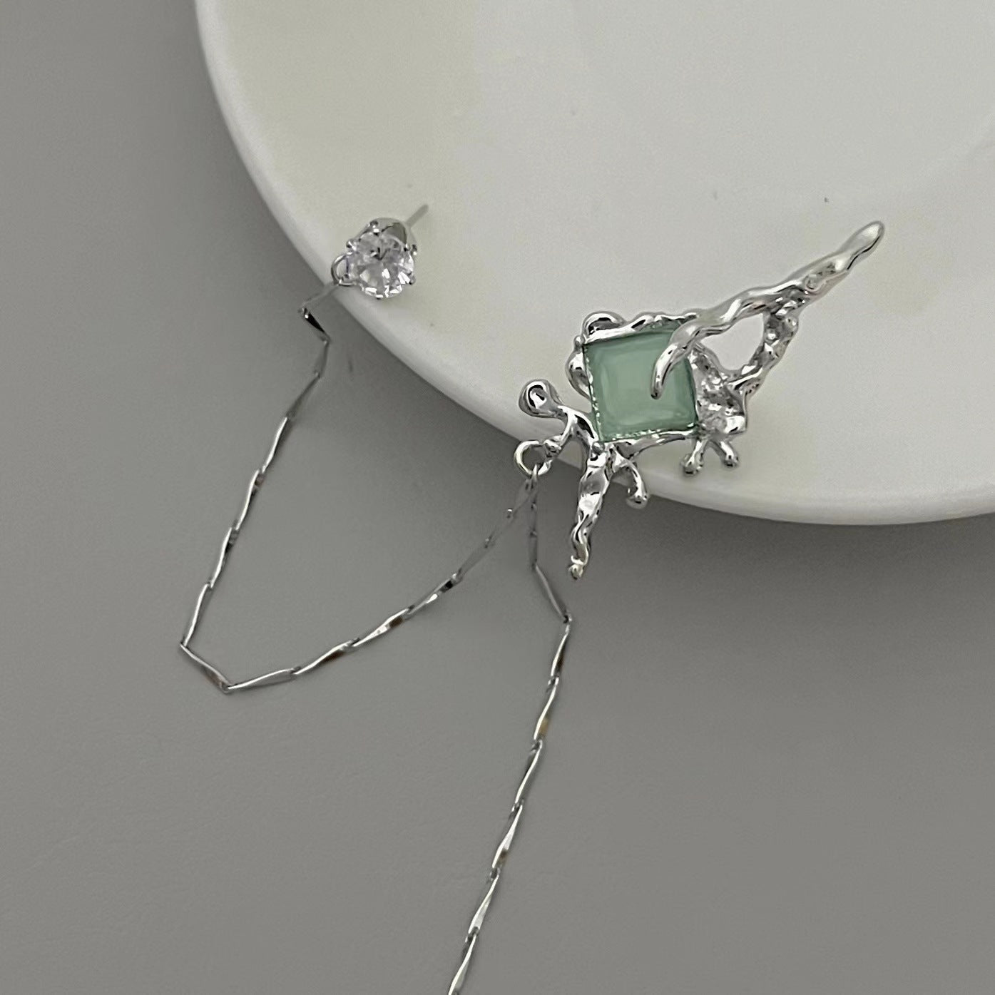 Green Wild Elf Ear Clip Ear Studs One piece No Ear Hole Female Sweet Cool Small crowd Design Wing Tassel Ear Bone Clip 2022