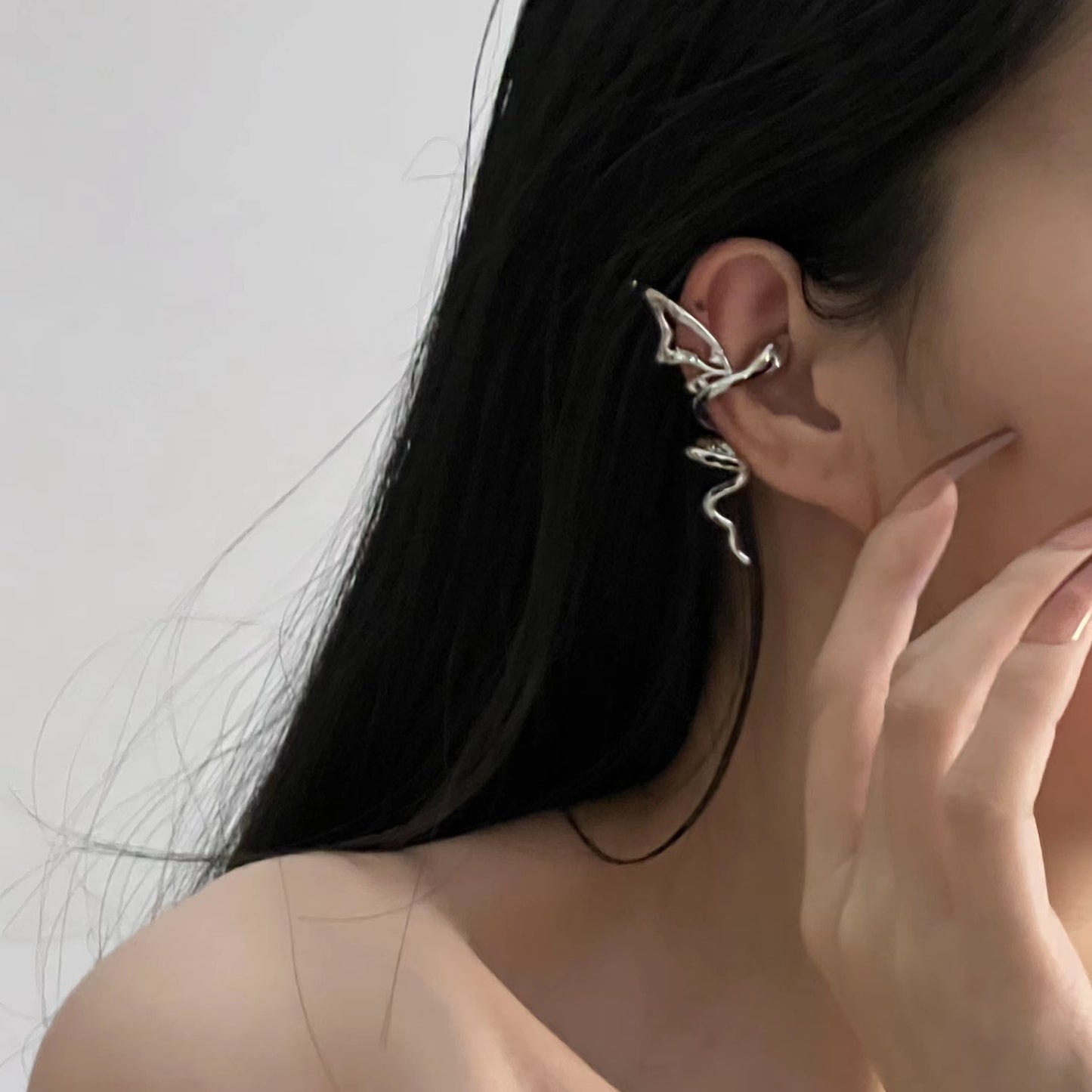 Original Lingdie exaggerated twisted long earrings ins with a sense of niche design High level popular online earrings