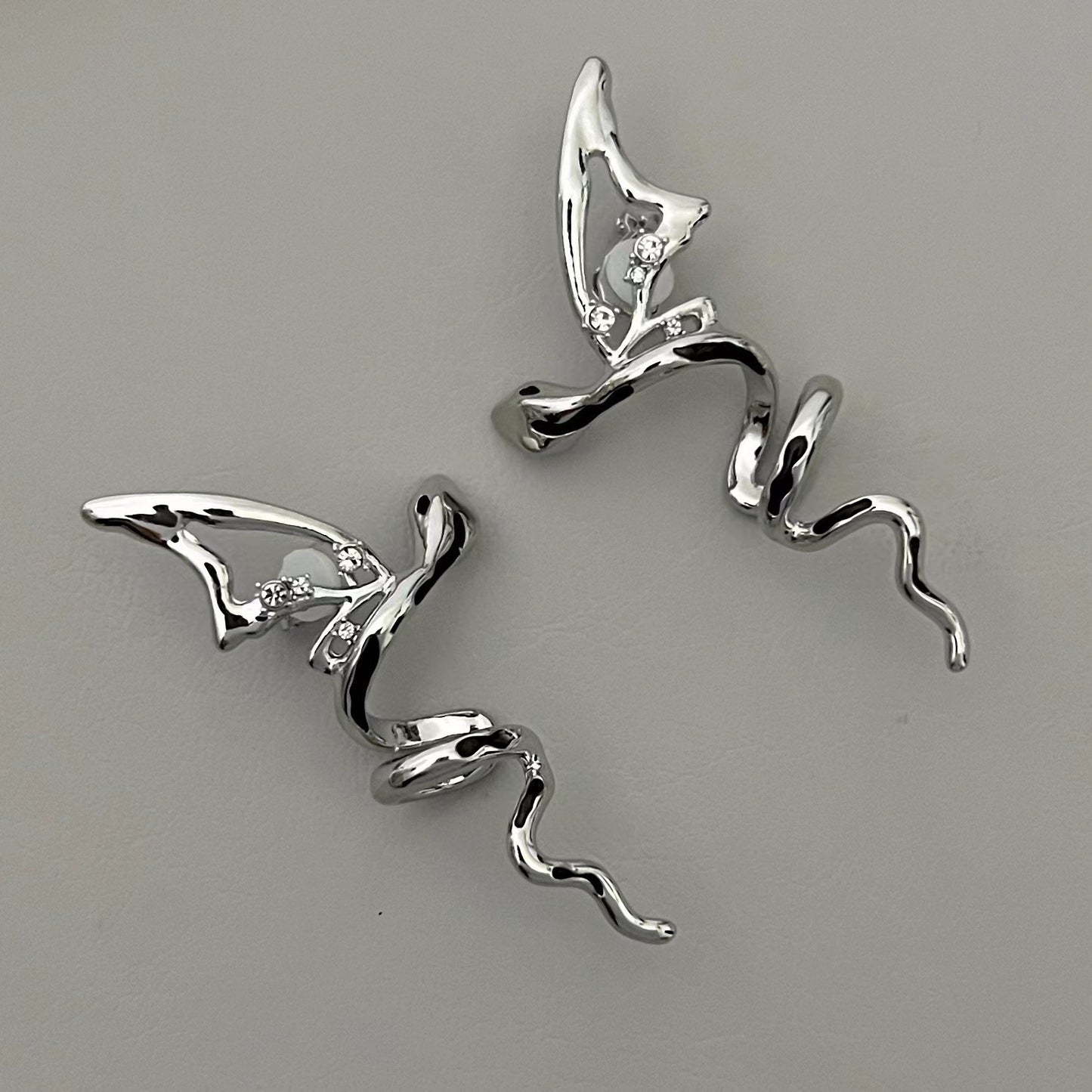 Original Lingdie exaggerated twisted long earrings ins with a sense of niche design High level popular online earrings