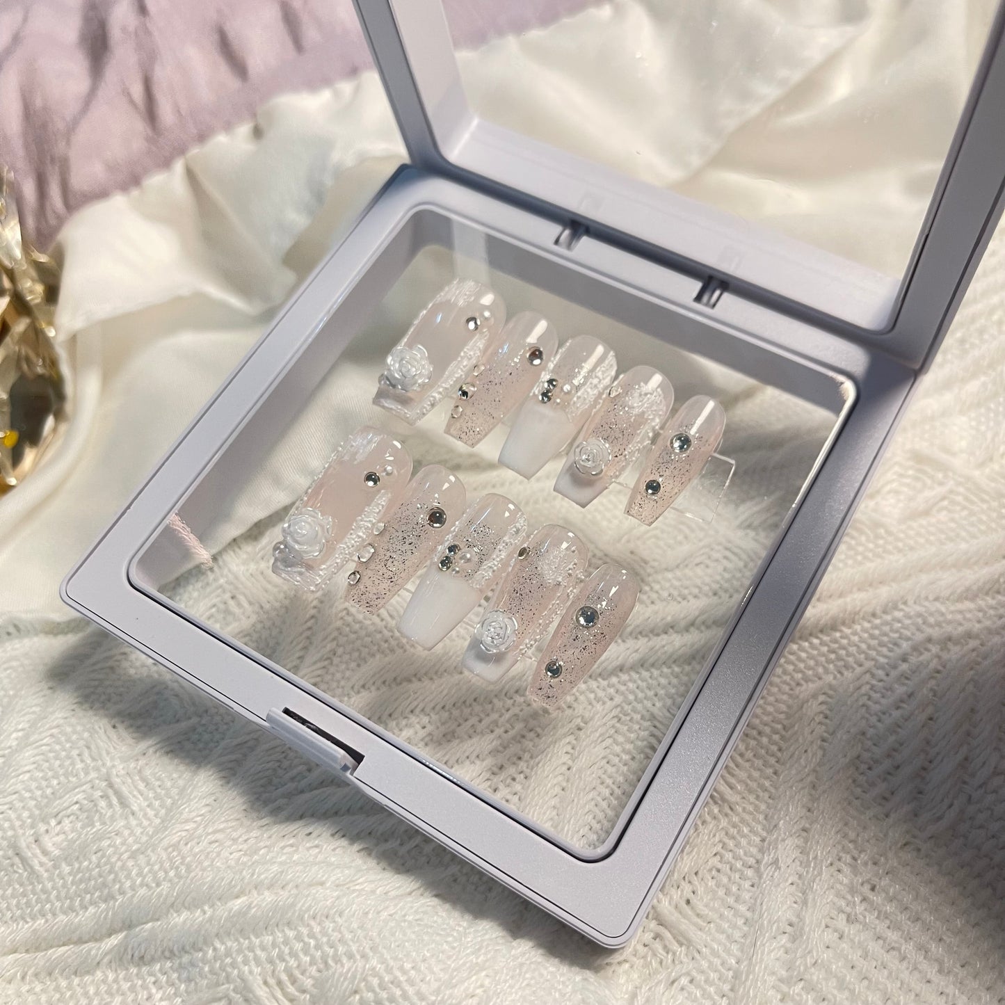 Wearing armour by hand in the summer of 2022, the new camellia flower, high grade, transparent color, customized middle and long style bride armour