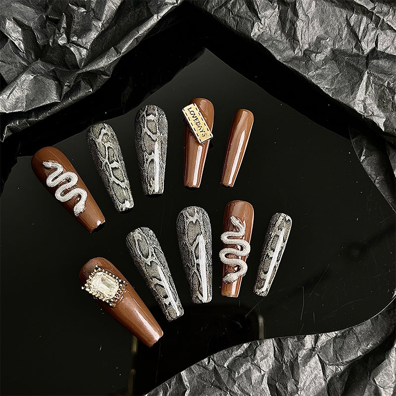 Slytherin | Millennium Spicy Girls' snake pattern hand-made nail enhancement small number of three-dimensional snake-shaped autumn and winter show white wearing nails