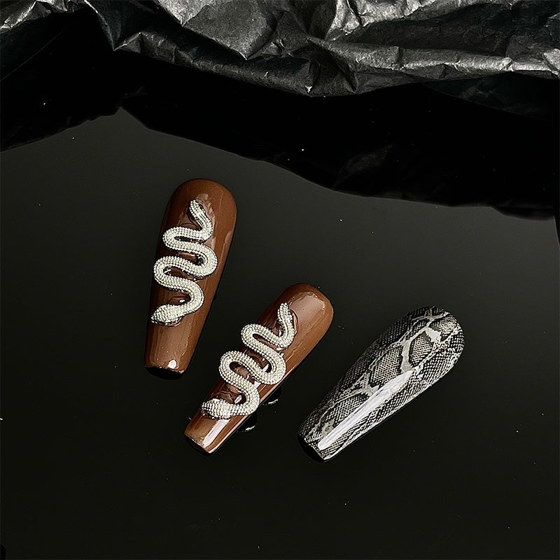 Slytherin | Millennium Spicy Girls' snake pattern hand-made nail enhancement small number of three-dimensional snake-shaped autumn and winter show white wearing nails