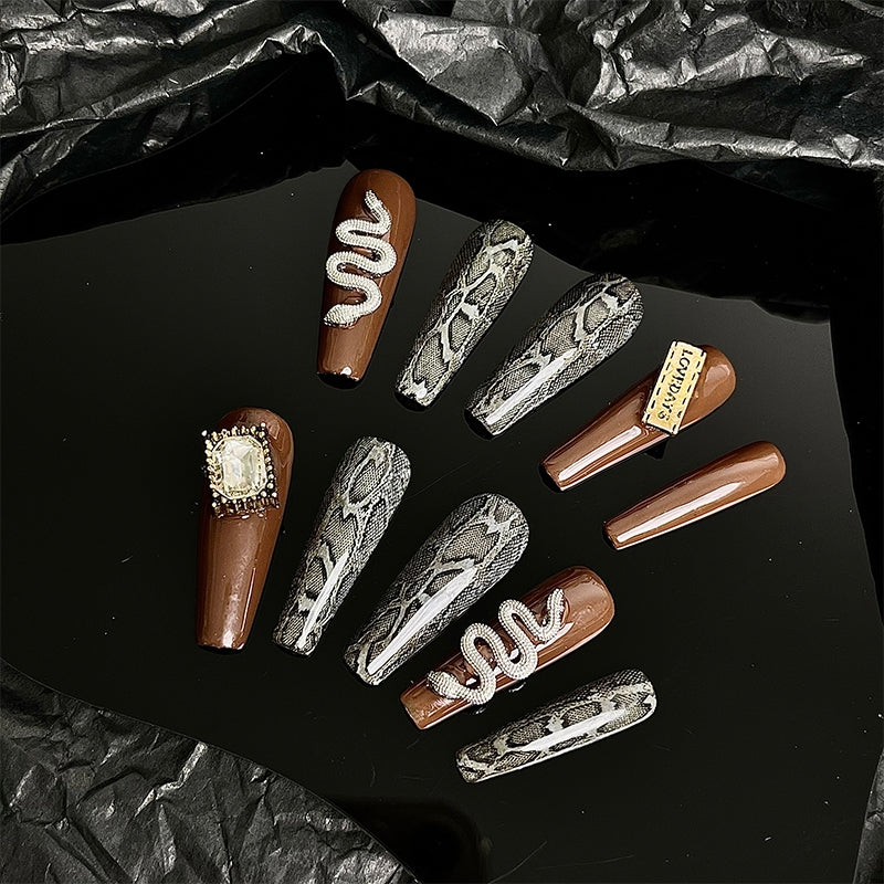 Slytherin | Millennium Spicy Girls' snake pattern hand-made nail enhancement small number of three-dimensional snake-shaped autumn and winter show white wearing nails