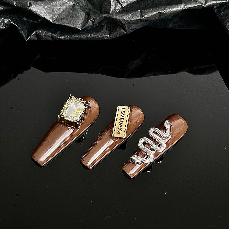 Slytherin | Millennium Spicy Girls' snake pattern hand-made nail enhancement small number of three-dimensional snake-shaped autumn and winter show white wearing nails