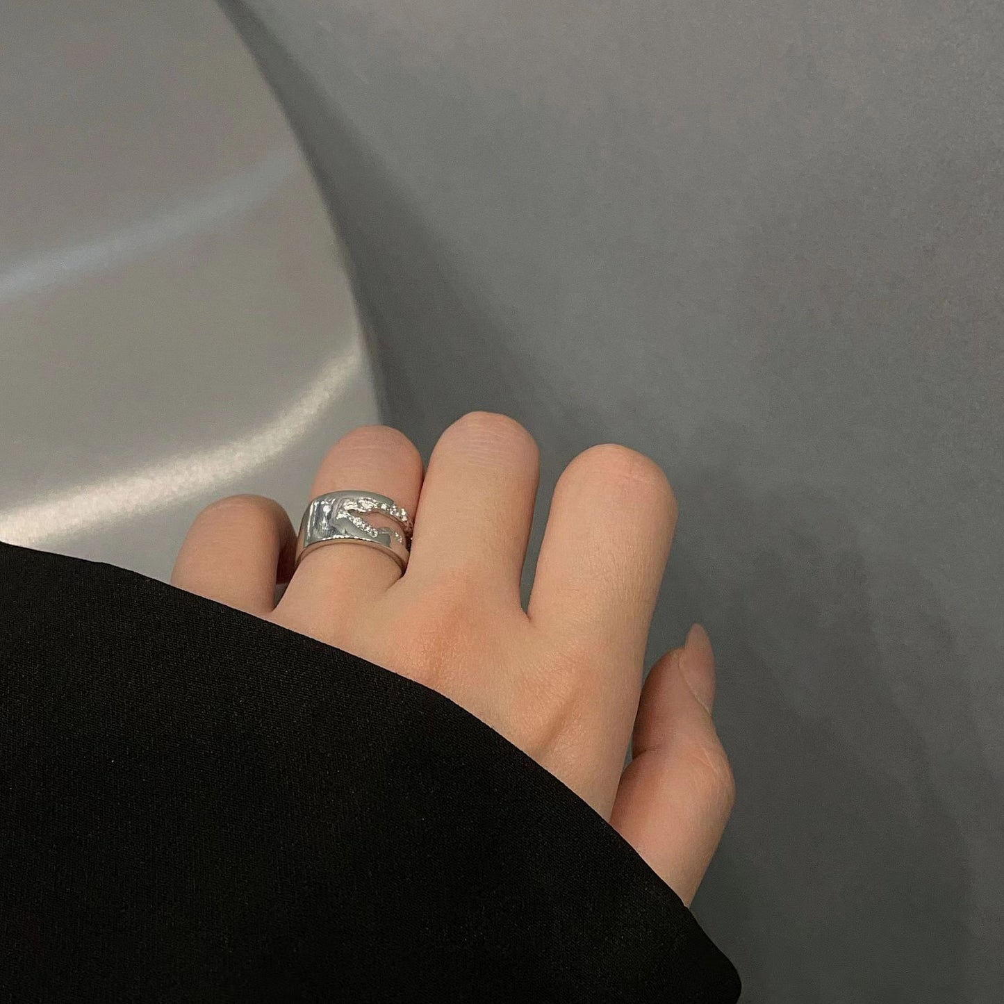 Cyclic ring design for female niche, European and American style, fashionable and exaggerated personality, exaggerated personality, 2023 trend, personalized ring