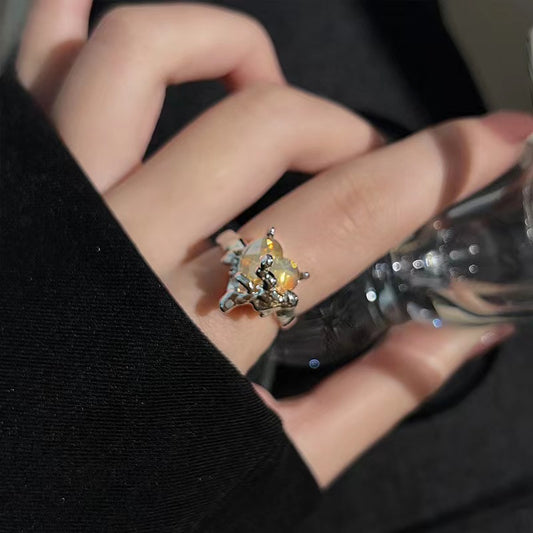 The Little Red Book is the same as the niche diamond inlaid love ring for female students and girls.