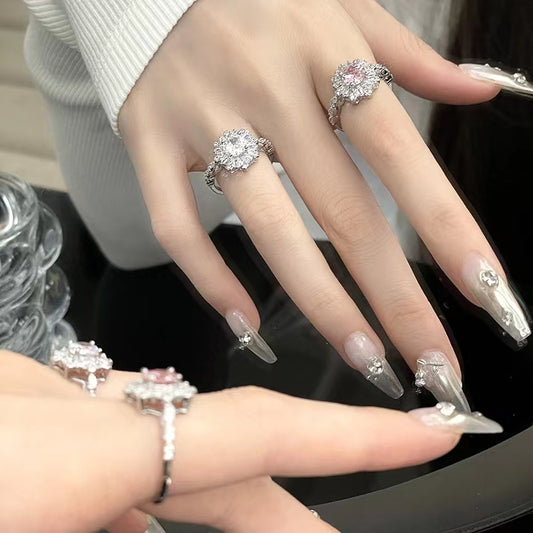 Luxury and luxurious, with diamond inlay and zircon insets. Cold and indifferent fairy style ring. Female niche design with snowflake opening index finger