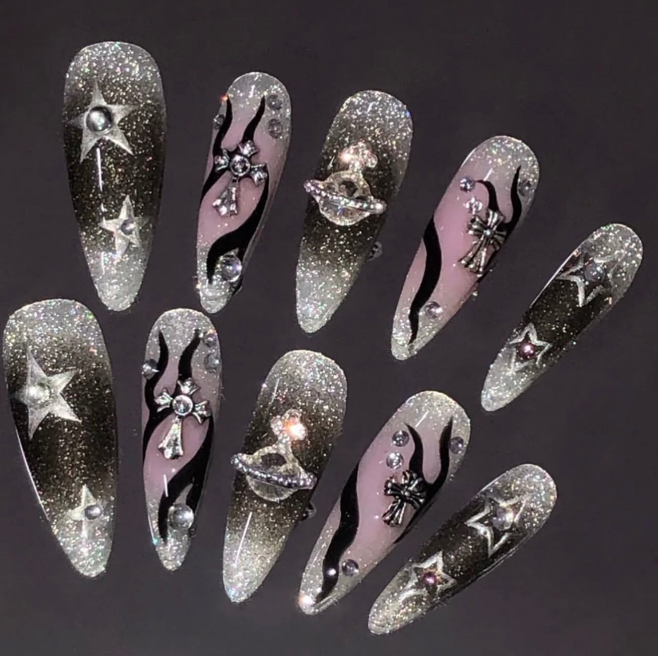 The Empress Dowager's black high-end nails