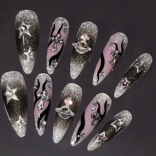The Empress Dowager's black high-end nails