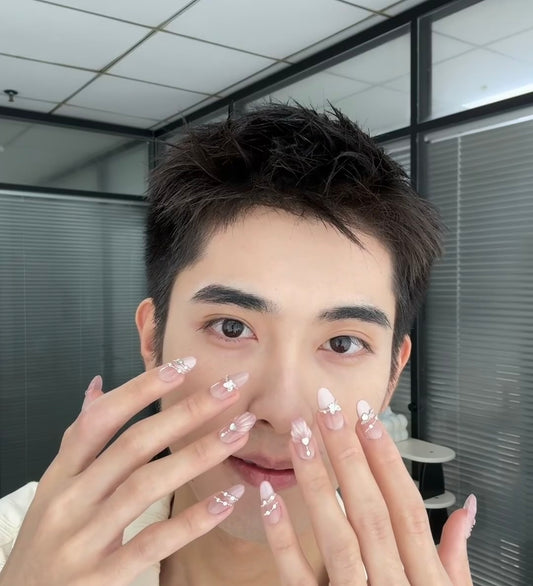 Delicate Elegance – Minimalist Floral Nail Art