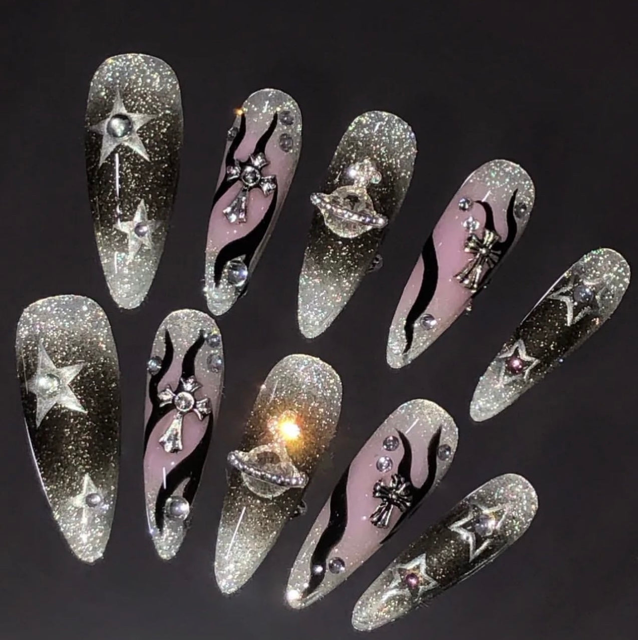The Empress Dowager's black high-end nails