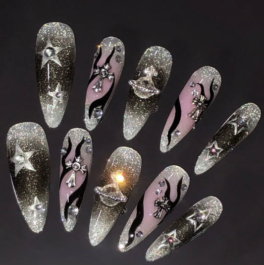The Empress Dowager's black high-end nails