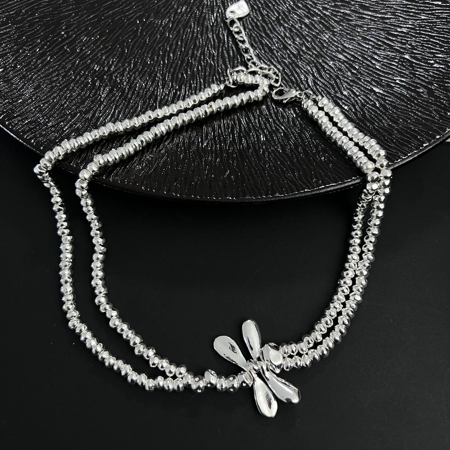 European and American niche design feels cold and indifferent, geometric curved hook pearl necklace is light and luxurious, and high-end chain necklaces are trendy for women