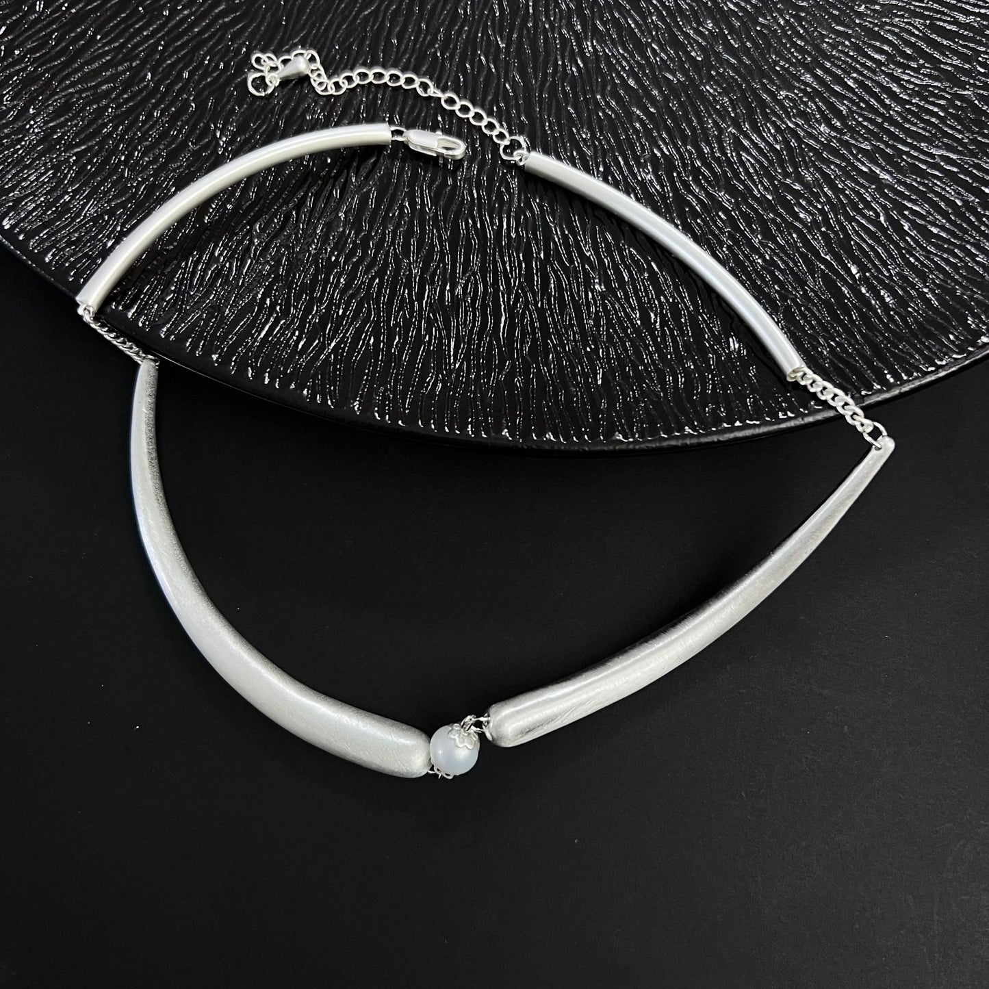 European and American niche design feels cold and indifferent, geometric curved hook pearl necklace is light and luxurious, and high-end chain necklaces are trendy for women