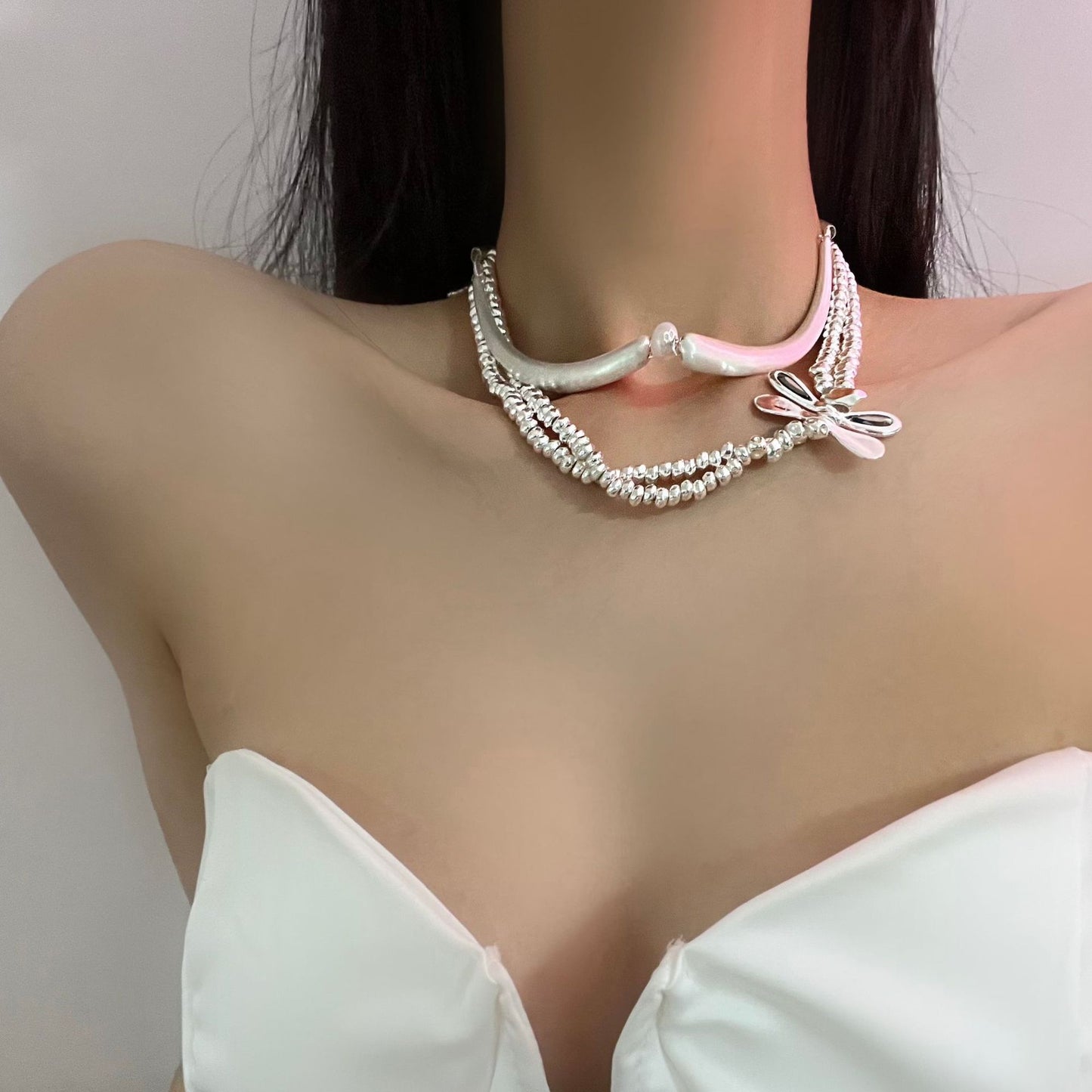 European and American niche design feels cold and indifferent, geometric curved hook pearl necklace is light and luxurious, and high-end chain necklaces are trendy for women