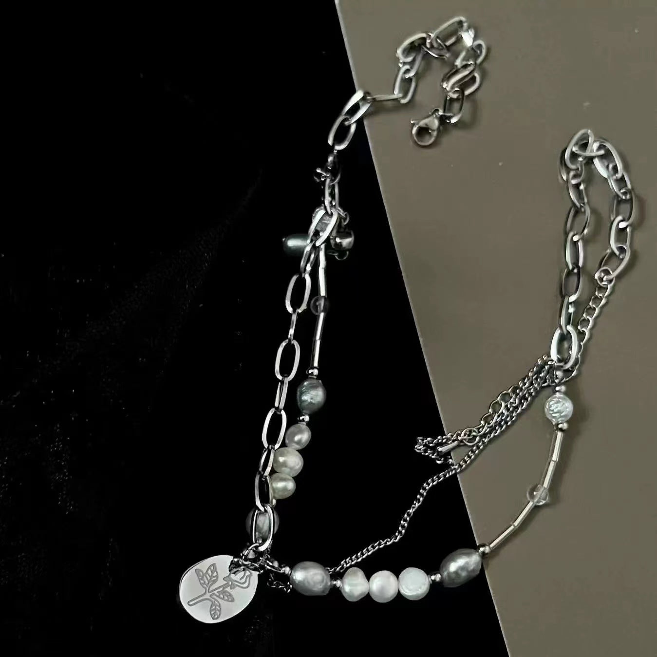 Fake double-layer necklace with shaped pearls and a high sense of sophistication
