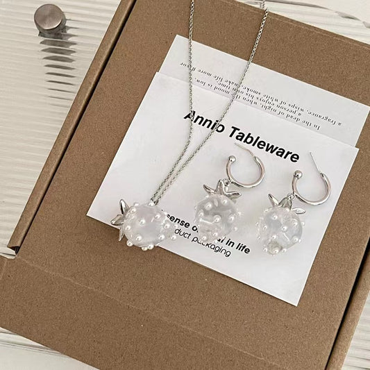 Fruit strawberry earrings clear color pearl mori super fairy niche design earrings