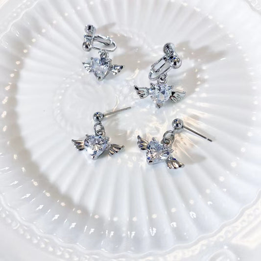Zircon Earrings have a high sense of temperament, light luxury wings in winter, heart-shaped earrings are simple and cool