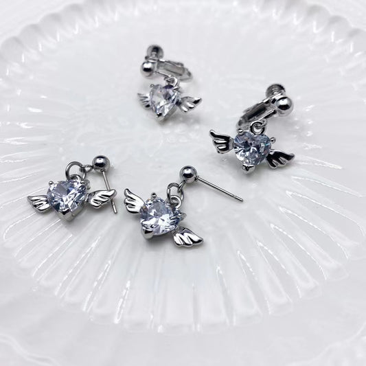 Zircon Earrings have a high sense of temperament, light luxury wings in winter, heart-shaped earrings are simple and cool