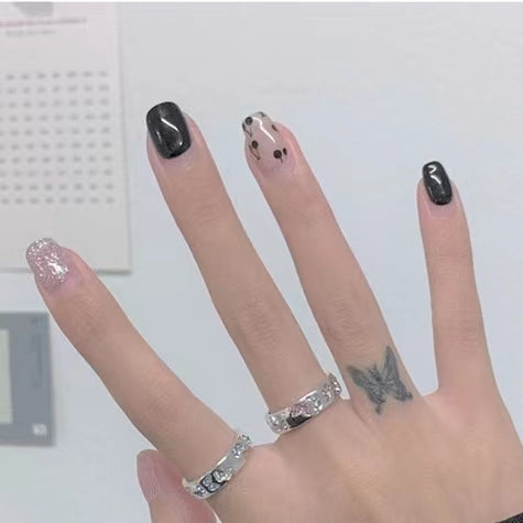 Butterfly Girl is an invincible and beautiful little ring. It's very shiny and very summer