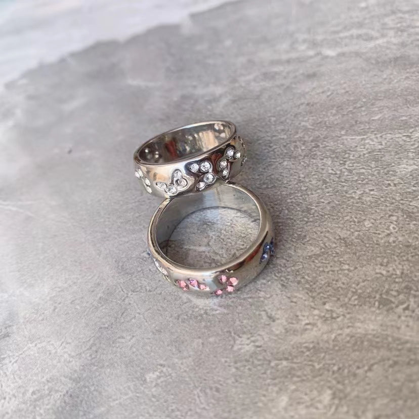 Butterfly Girl is an invincible and beautiful little ring. It's very shiny and very summer