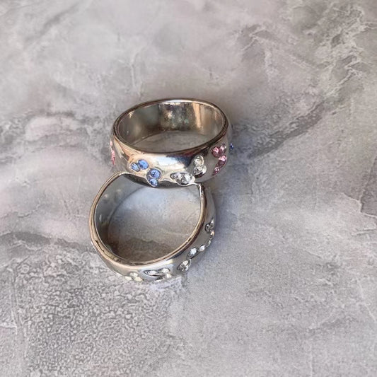 Butterfly Girl is an invincible and beautiful little ring. It's very shiny and very summer