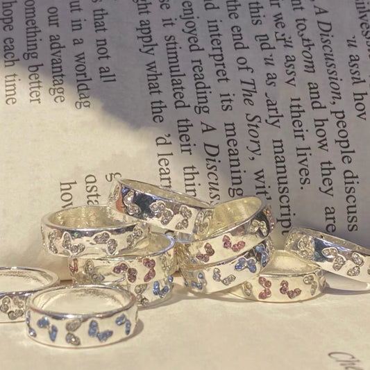 Butterfly Girl is an invincible and beautiful little ring. It's very shiny and very summer