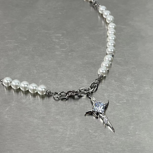 Asymmetric star necklace, metal black-and-white pearl splicing, niche design, fashion sense, new fashion in 2021