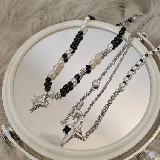 Asymmetric star necklace, metal black-and-white pearl splicing, niche design, fashion sense, new fashion in 2021