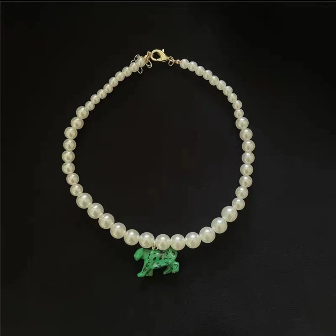 Pearl short clavicle chain Millennium personality painting Leopard Animal Pendant Necklace
