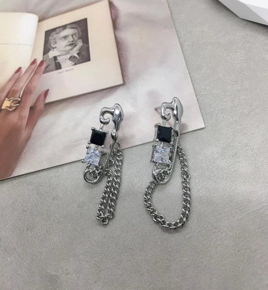 Design sense paper clip black and white diamond earrings Advanced sense new chain sweet cool earrings