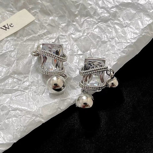 Silver earrings for women in autumn and winter, light luxury, small crowd design sense