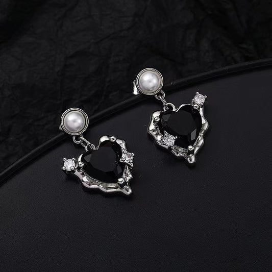 Sweet cool love heart earrings female niche design sense senior cold sex wind earrings personality spicy girl 2022 new earrings