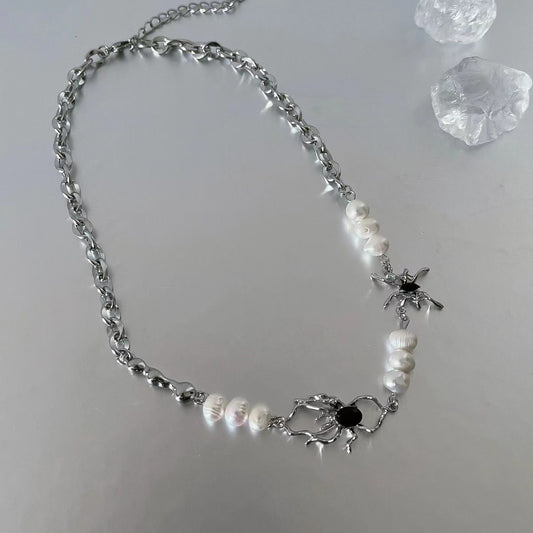 Liquid spider pearl necklace