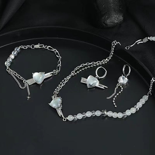 Love heart necklace female niche design senior sense of personality with a hundred splicing accessories ins sweet cool cold wind collarbone chain