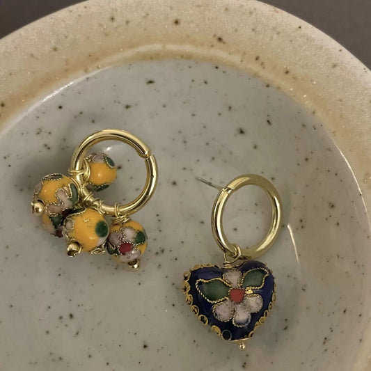 Gentle French retro hand enamel color meeting Earrings