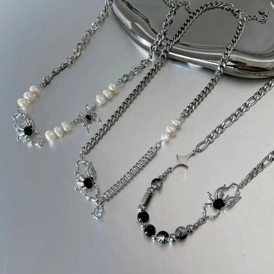 Liquid spider pearl necklace