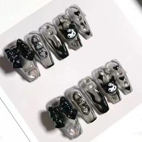 Kulomi wears nail y2k hot girl nail art