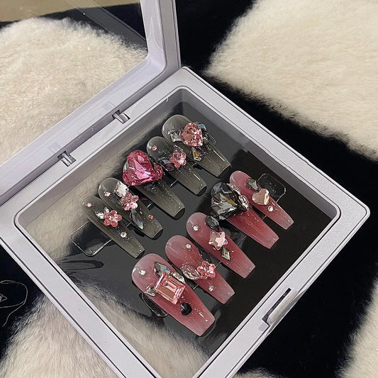 The false nail patch can be taken with simple net red, and the nail enhancement