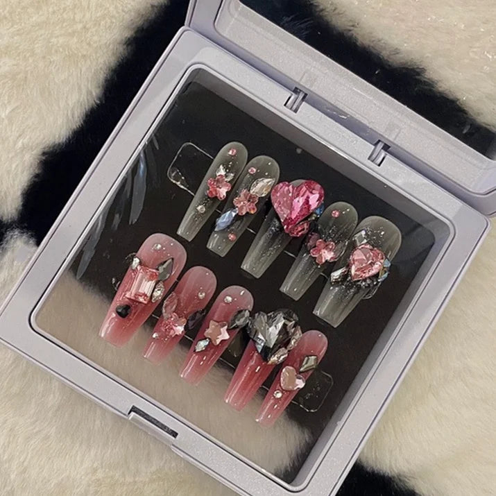 The false nail patch can be taken with simple net red, and the nail enhancement