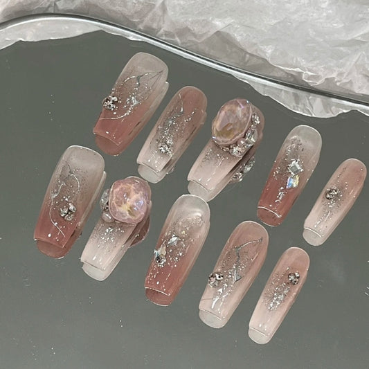 Baroque princess has a clear sense of atmosphere and a clear love of sticking diamond, wearing manicure artificial nail stickers by hand, phototherapy nail patch finished product