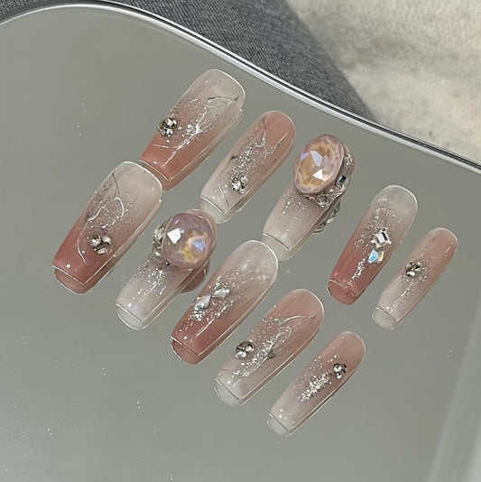 Baroque princess has a clear sense of atmosphere and a clear love of sticking diamond, wearing manicure artificial nail stickers by hand, phototherapy nail patch finished product