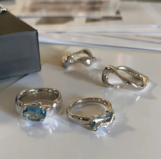 Vintage and sophisticated zirconia metal ring
