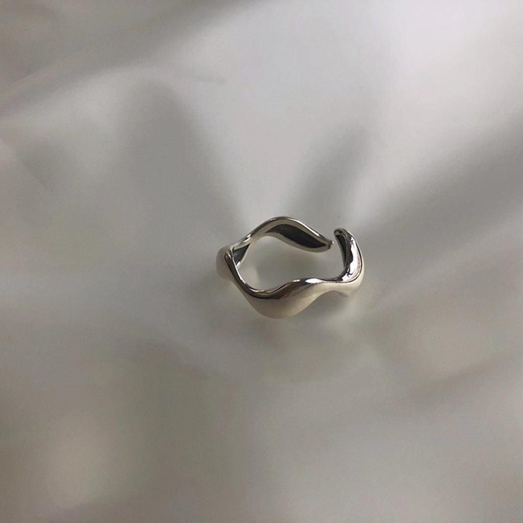 Vintage and sophisticated zirconia metal ring