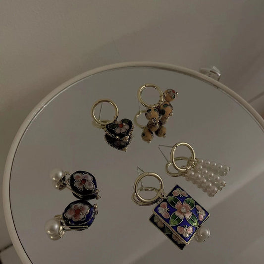 Gentle French retro hand enamel color meeting Earrings