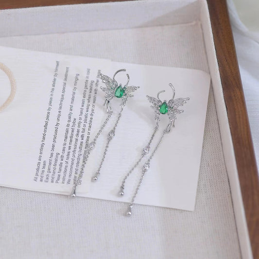 Generally, any jewelry should not touch water as much as possible, because some water contains chemical elements, which will cause damage to metals