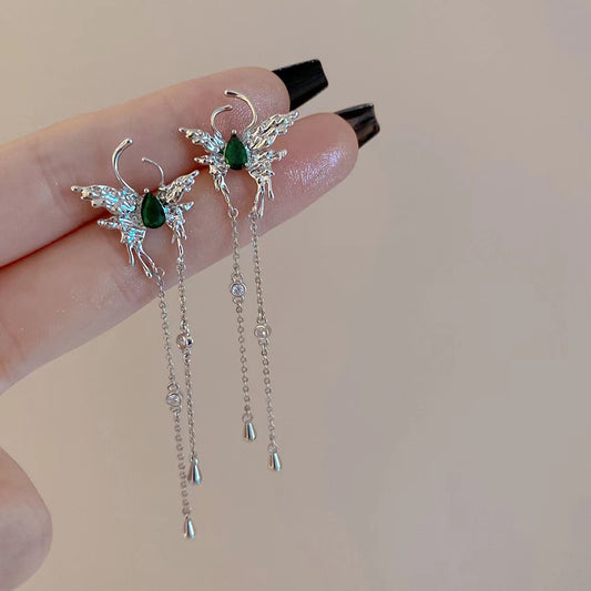 Generally, any jewelry should not touch water as much as possible, because some water contains chemical elements, which will cause damage to metals