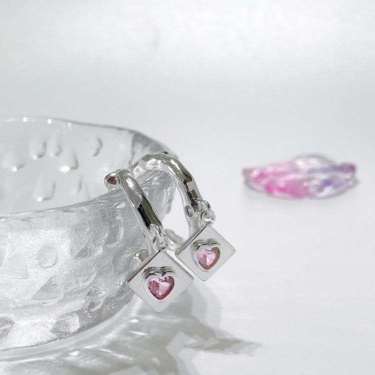 Sweet and cool pink love earrings, small design sense, advanced cold wind, irregular ear rings, new fashion for women in 2022